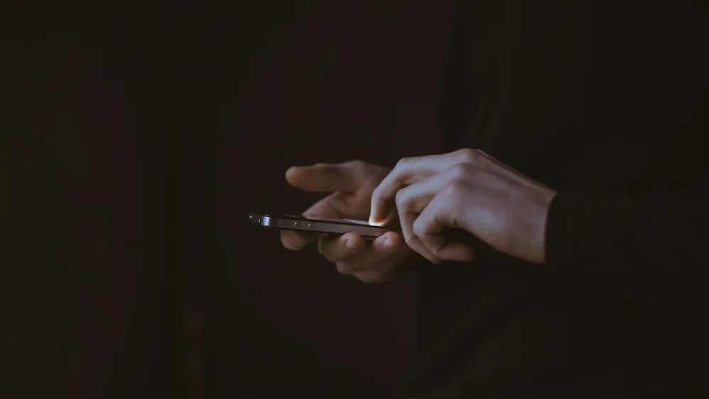 Job Scams in the Gulf: 12 Warning Signs to Avoid Fake Recruiters in 2026 Smartphone fraud warning – Gulf job scams