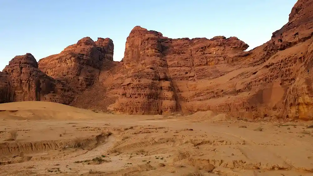 Saudi Jobs 2026: Best Sectors, Salaries & 9 Easy Steps to Apply Saudi desert highway – Saudi jobs in giga-projects