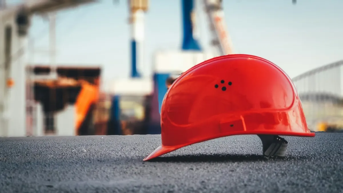 Saudi Salary Guide 2026: Pay Ranges for Indians by Job, Benefits & Tips Worker at a construction site – blue-collar pay in Saudi Arabia