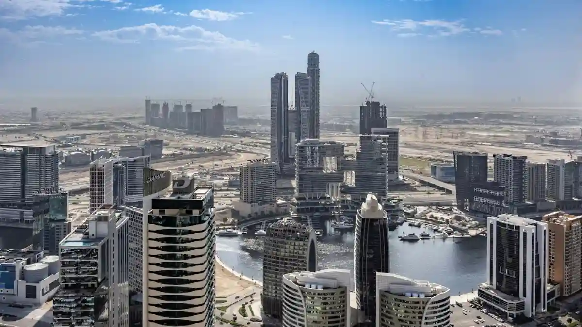 UAE Golden Visa for Professionals 2026: Eligibility, Salary & Steps Business district in the UAE – long-term residence for skilled workers